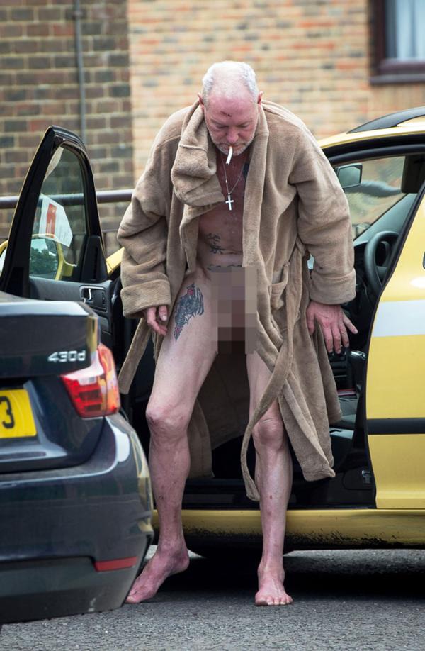 Al inglés se lo vio bajar de un taxi vestido solo con una bata, sin ropa interior (The Sun)