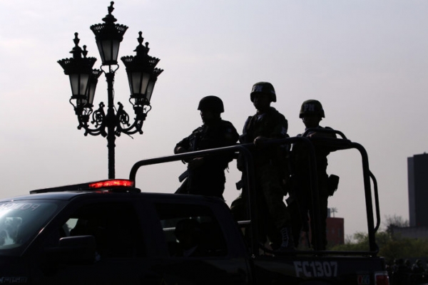 Soldados realizan labores de vigilancia en Monterrey. 