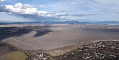 Vista de la parte oriente del lago de Cuitzeo, ubicado en Michoacán, cuya superficie se halla prácticamente seca. Ambientalistas alertaron sobre el grave deterioro del embalse de más de 4 mil kilómetros cuadrados de superficie