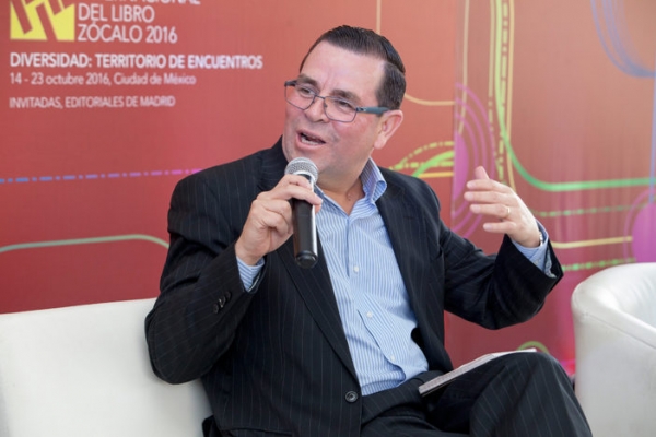 Álvaro Delgado en la presentación de su nuevo libro El amasiato. El pacto secreto Peña-Calderón y otras traiciones panistas.