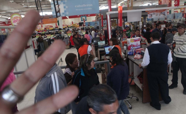 Compradores en una sucursal de la cadena de supermercados Soriana en la Ciudad de México.
