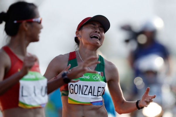 La marchista Guadalupe González cruza la meta en segundo lugar. 