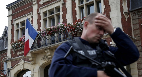 Continúa el terror en Francia: decapitan a un sacerdote católico en una iglesia de Normandía