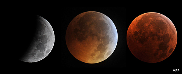 Este montaje muestra cómo se vio la luna en un eclipse total en 2010.