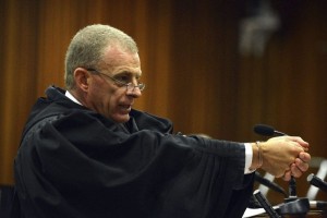 CONTINÚA JUICIO El fiscal Gerrie Nel interroga al atleta paralímpico Oscar Pistorius durante su juicio en Pretoria. (Foto: EFE )