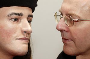 Michael Ibsen, junto a la reconstrucción del rostro de Ricardo III. / Justin Tallis (AFP)