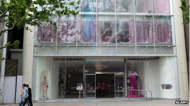 El color rosa de la tienda de Barbie en Shangái generó confusión entre algunos clientes. 