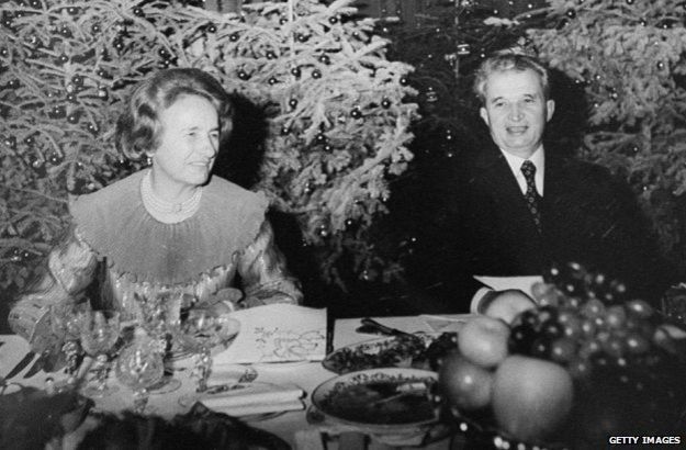 Nicolae Ceausescu y su esposa Elena en 1981 en Bucarest... ¿comiendo lo que trajeron? Nicolae Ceausescu y su esposa Elena en 1981 en Bucarest... ¿comiendo lo que trajeron?
