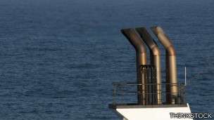 El transporte por barco también es otra fuente de contaminación importante. El transporte por barco también es otra fuente de contaminación importante.