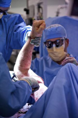 Los doctores conectan el brazo del donante durante la cirugía. / Lightchaser Photography