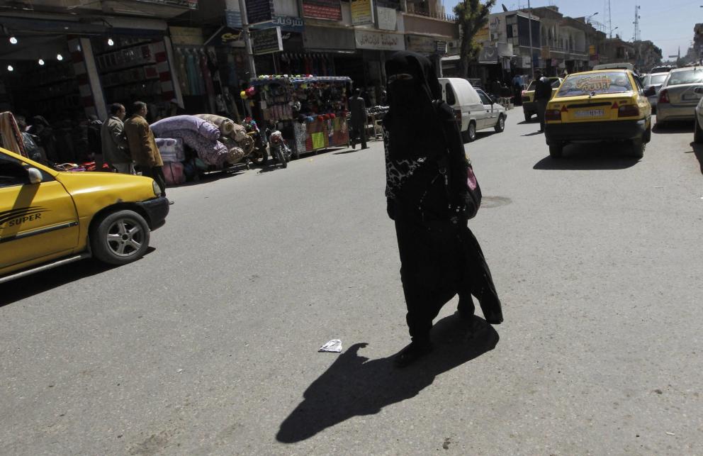 Una mujer con niqab camina por una calle de Raqqa, 'capital' del Estado Islámico (Reuters).