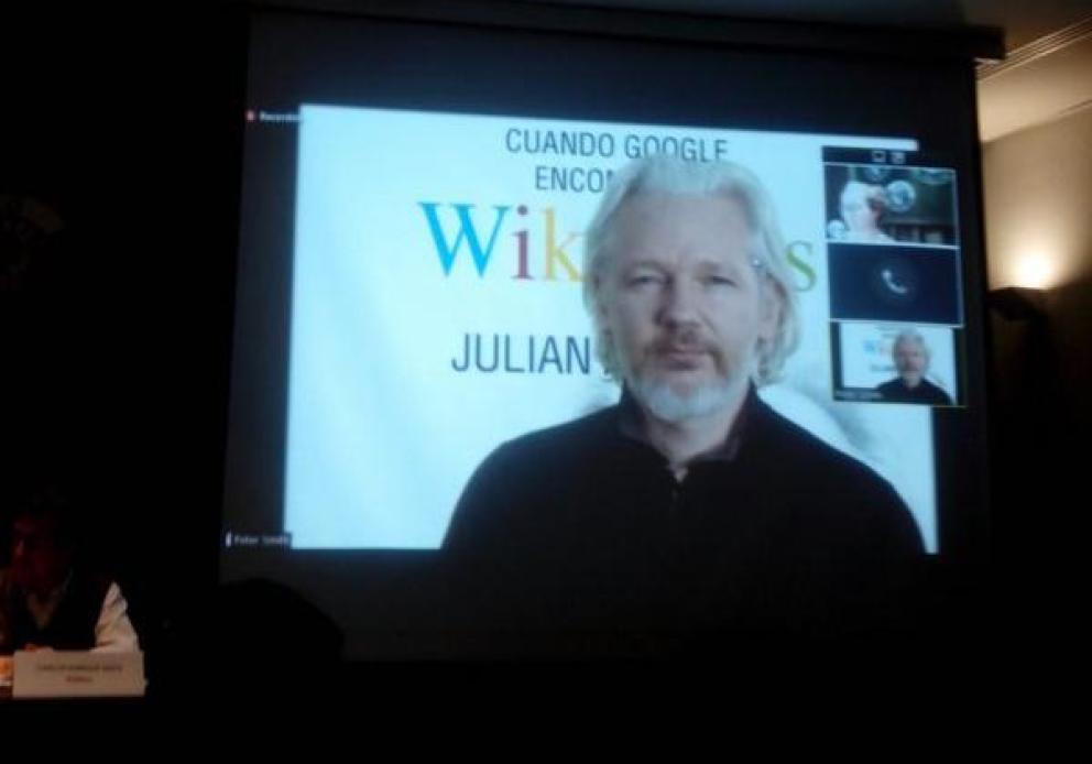 Assange, durante el encuentro en el Circulo de Bellas Artes.