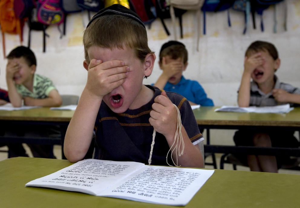 Estudiantes ultraortodoxos rezan en una clase en la Kehilot Yaacov Torah School, en Ramot, Jerusalén