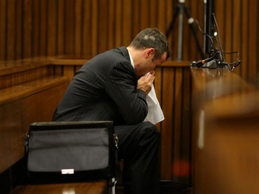 El atleta sudafricano Óscar Pistorius vomitó este lunes varias veces ante el tribunal que lo juzga por asesinato. AFP
