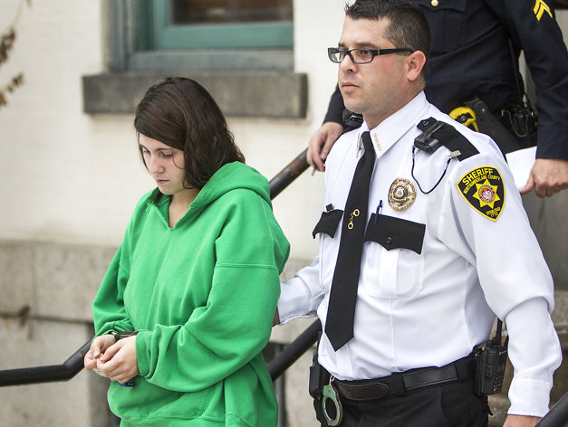Associated Press - Miranda Barbour, acusada de homicidio, es escoltada mientras la retiran de un tribunal en una audiencia preliminar en Sunbury, Pennsylvania, el 20 de diciembre de 2013.