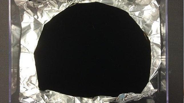 SURREY NANOSYSTEMS Una muestra del Vantablack, el que dicen es el material más negro del mundo