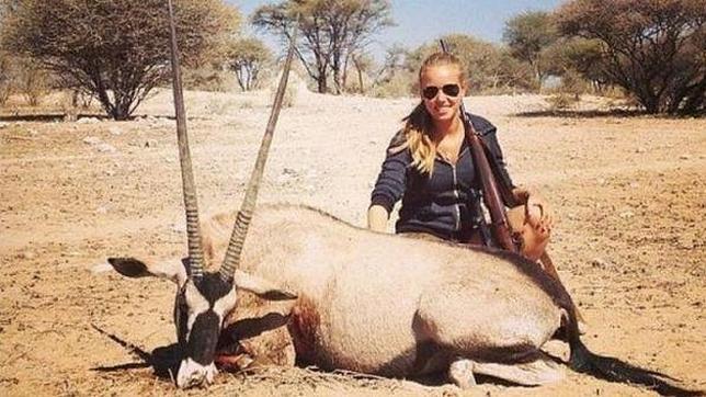 FACEBOOK Axelle Despiegelaere posa junto a un animal recién cazado en una fotografía subida por ella a una red social