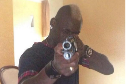 Imagen de Mario Balotelli con la escopeta colgada y posteriormente retirada de 'Instagram'.