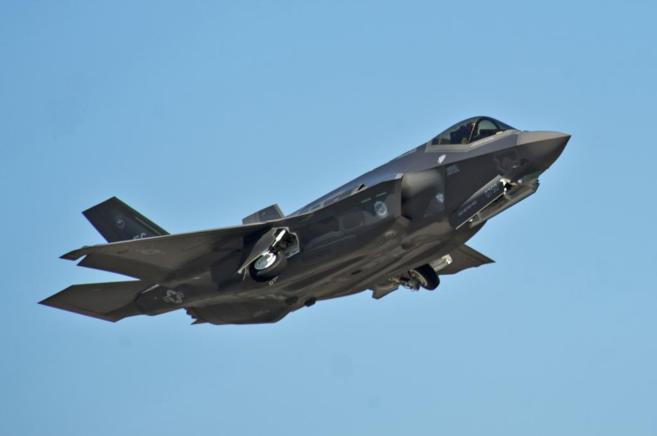 Imagen de un caza F-35 en vuelo. REUTERS