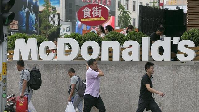 EFE Transeúntes pasan por delante del logotipo de McDonalds en uno de sus establecimientos de comida rápida en Pekín (China)