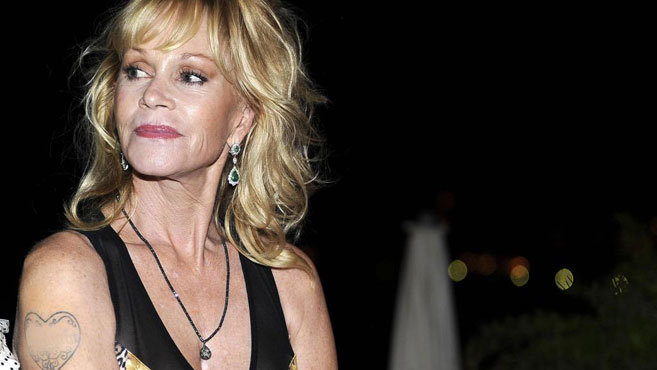 Melanie Griffith con su tatuaje de 'Antonio' maquillado, en el Festival de Cine de Taormina. EFE