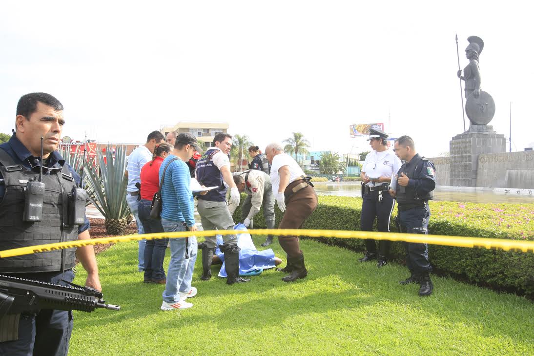 Aparentemente el hombre debió caer en la fuente en el transcurso de la madrugada. Foto Héctor Jesús Hernández
