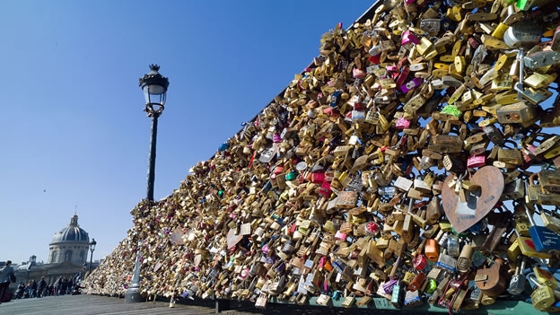 Decenas de parejas dejan cada día un candado en el Puente de las Artes, lo que provoca problemas para sus barandillas (Getty Images/Archivo).