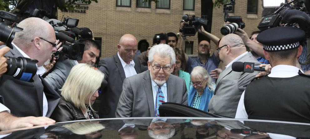 El presentador Rolf Harris (c) a la salida del juzgado de Southwark Crown, en Londres, el lunes 30 de junio. (Reuters)  