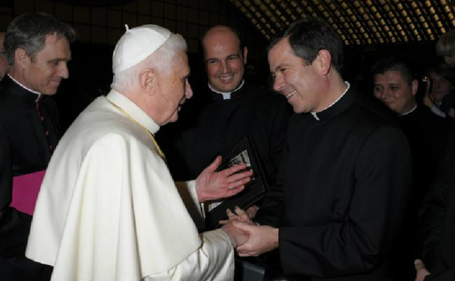 El papa Benedicto XVI recibe en audiencia a Corcuera Martínez del Río en 2008. L'OSSERVATORE ROMANO