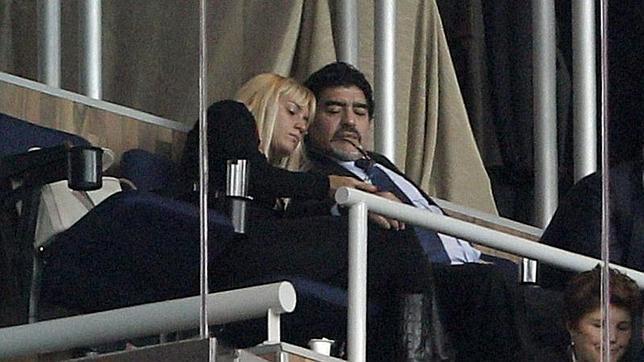 EFE Maradona y Rocío Oliva en el madrileño estado Santiago Bernabéu