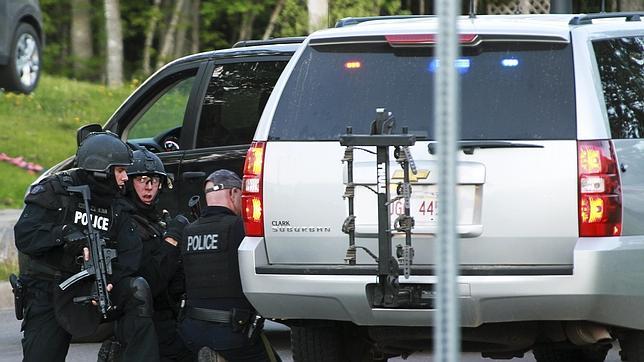 REUTERS La policía local de Moncton, a la captura del sospechoso armado