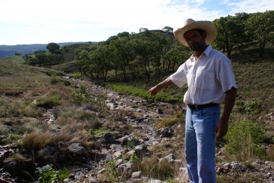 Teódulo Orozco Reynoso, residente del pueblo de Huaxtla, señalando la descarga de lixiviados al arroyo 