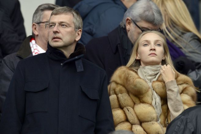 El millonario, con su hija mayor, durante un partido del Mónaco. AFP