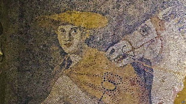 Un mosaico descubierto hace poco muestra un hombre tirando de un carro dirigido por el dios Hades. Un mosaico descubierto hace poco muestra un hombre tirando de un carro dirigido por el dios Hades.