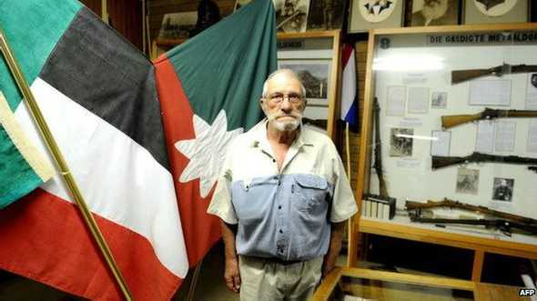 Recortes de periódicos enmarcados y recuerdos afrikáners adornan las paredes del bar de Quinton Diedrichs. 