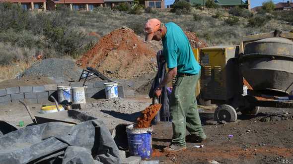 Los habitantes de Orania se dedican a la albañilería, jardinería, fontanería o a la recogida de residuos, trabajos normalmente realizados por asalariados negros en el resto del país. 