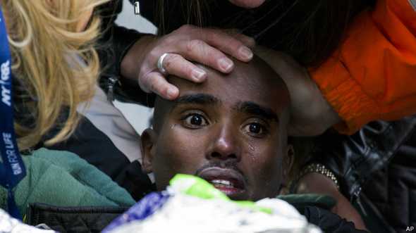 El doble campeón olímpico de 5.000 y 10.000 metros, el británico Mo Farah, tuvo que ser atendido tras correr la media maratón de Nueva York. 