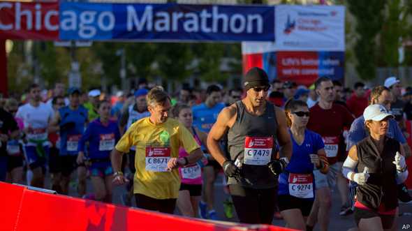 Los atletas deben cuidar mucho el consumo de líquido durante la carrera. 