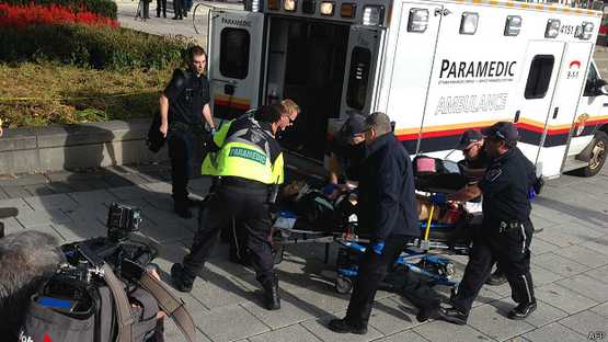 Paramédicos y policías transportan a una víctima del ataque en el Monumento de la Guerra en Ottawa. Un soldado que hacía la guardia de honor resultó herido y algunas informaciones indican que habría muerto tras ser llevado al hospital, aunque no ha sido confirmado oficialmente.