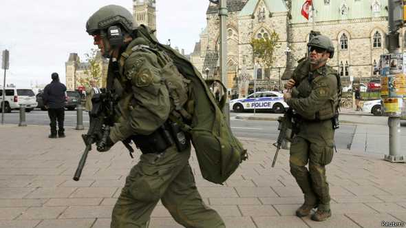 La policía advirtió a quienes se encuentran en el centro de Ottawa que se mantengan lejos de ventanas y techos.