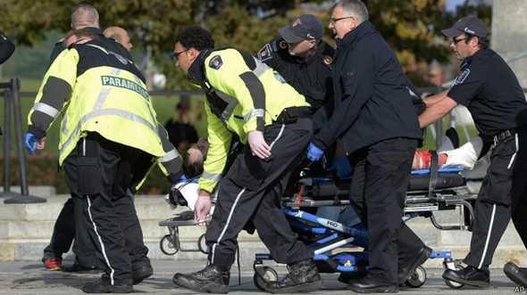 Un soldado que estaba de guardia fue herido en el ataque.