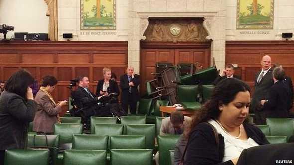 Esta imagen muestra a miembros del Partido Conservador encerrados en una de las salas del parlamento poco después de que comenzara el tiroteo con sillas apiladas formando una barricada delante de la puerta.