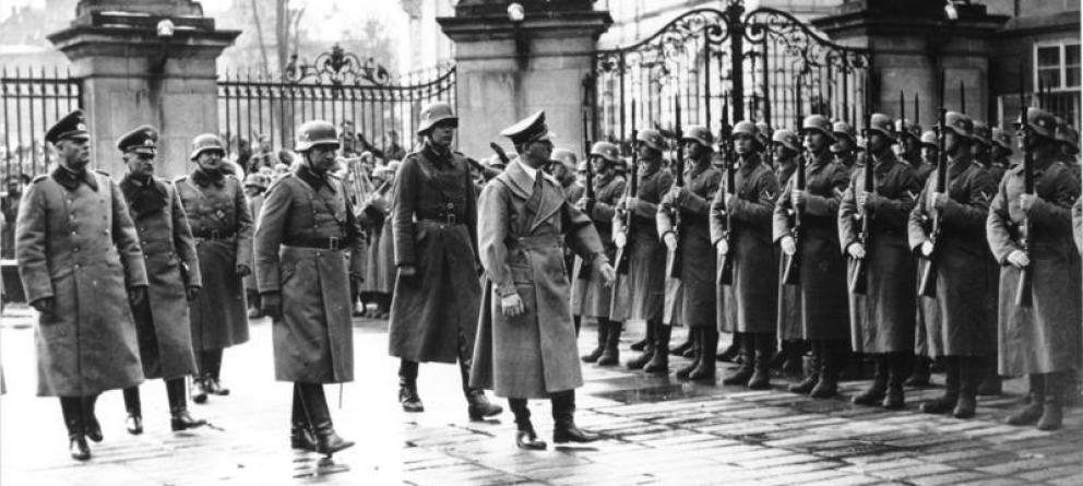 Hitler pasa revista a la guardia de honor en el castillo de Praga, 15 de marzo de 1939