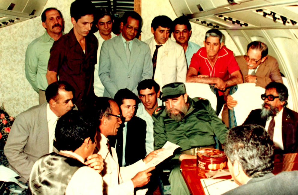 En el Ilyushin presidencial, de regreso de Ecuador. Sánchez está acuclillado, justo junto a Castro.  