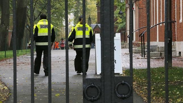 REUTERS Policías de la Universidad cierran el acceso al campus