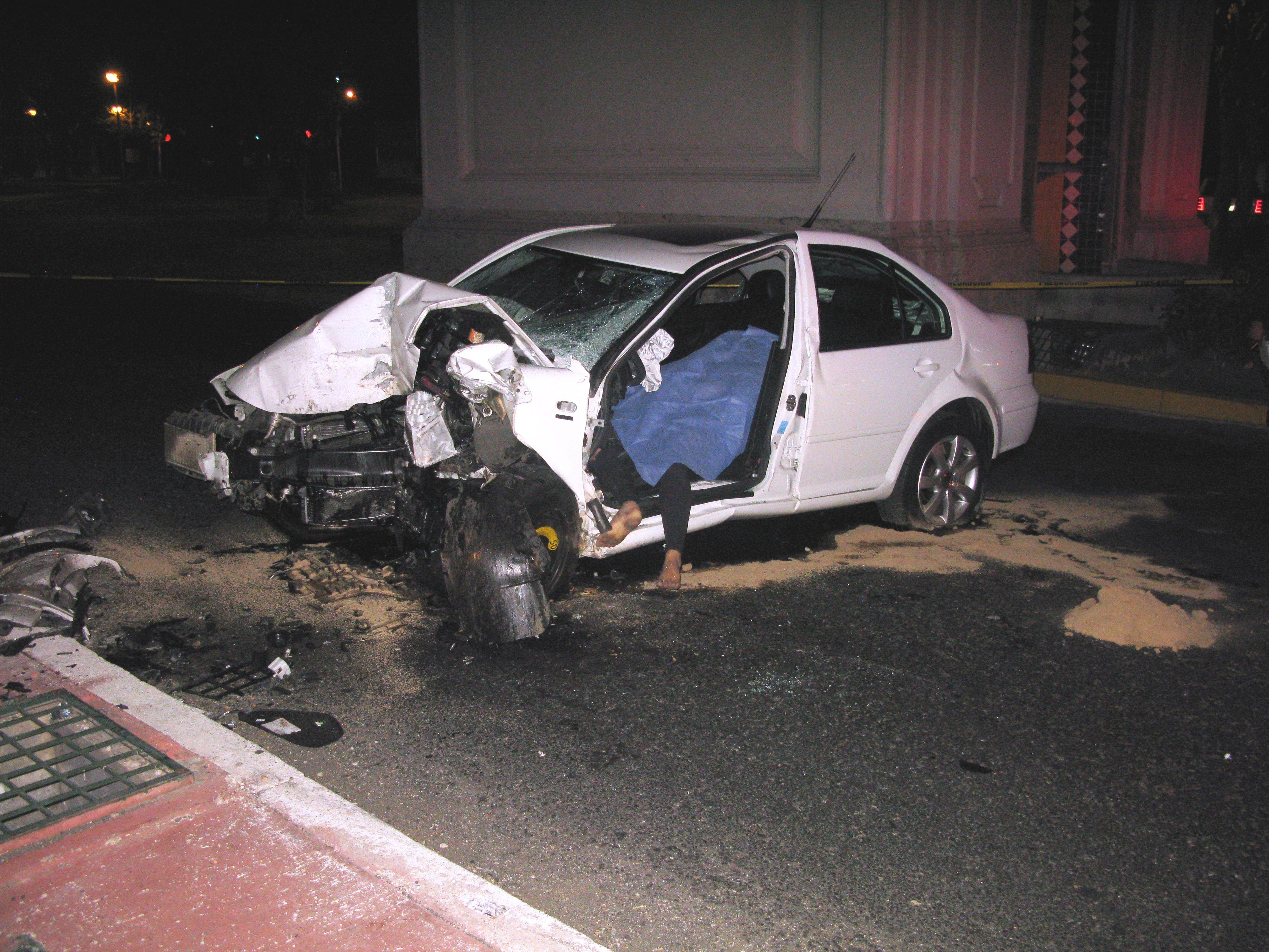 EL COCHE se impactó contra Los Arcos de Guadalajara/Foto: Jesús Cervante.