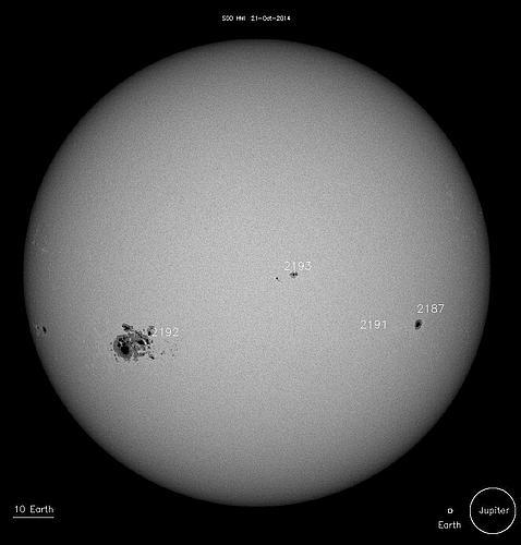 Imagen de la sonda SOHO del gran grupo de manchas solares en luz visible. El grupose ha desplazado hacia la derecha y mirará a la Tierra en pocos días