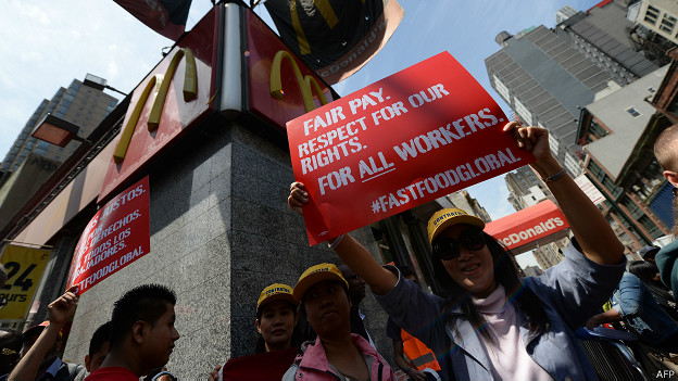 Los trabajadores de la industria de comida rápida exigen US$15 por hora.