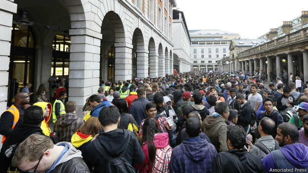 Una multitud hace fila para comprar el iPhone6 frente a la tienda de Apple en Covent Garden, en Londres.