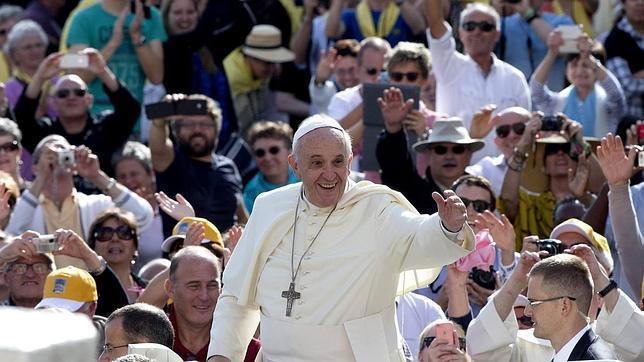 ARCHIVO ABC.ES El papa Francisco saluda a su llegada a la basílica de San Pedro en el Vaticano